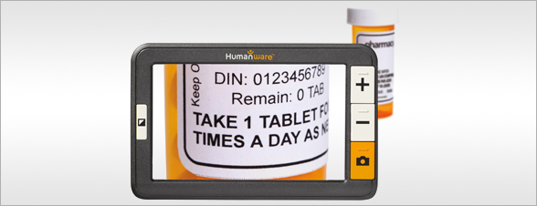 La photo représente la loupe Explorer 5 visant une notice d'une boîte de médicament